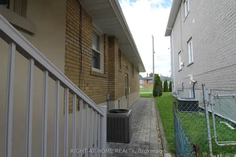 2 Manresa Lane Toronto ON M6L 1H4