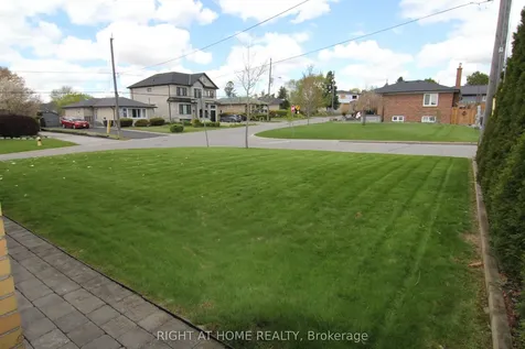 2 Manresa Lane Toronto ON M6L 1H4