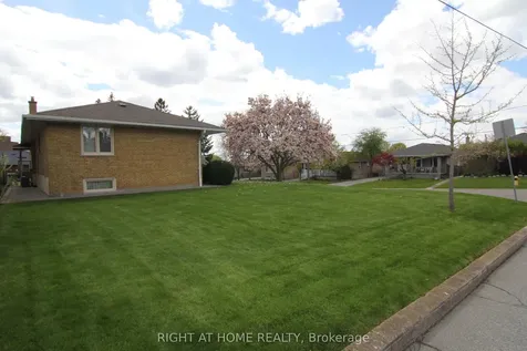 2 Manresa Lane Toronto ON M6L 1H4