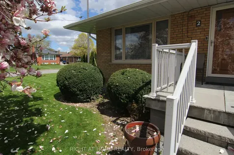 2 Manresa Lane Toronto ON M6L 1H4