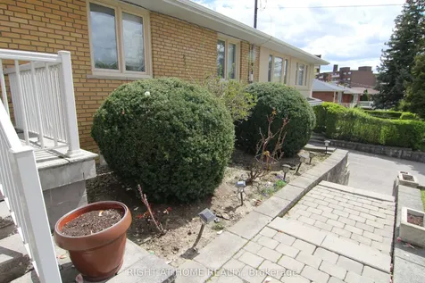 2 Manresa Lane Toronto ON M6L 1H4