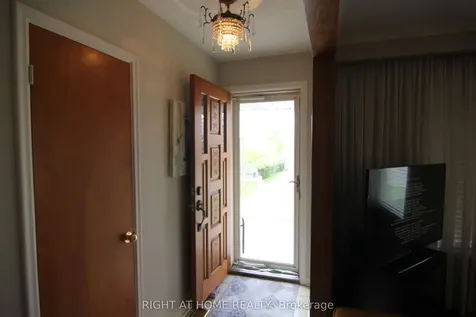 2 Manresa Lane Toronto ON M6L 1H4