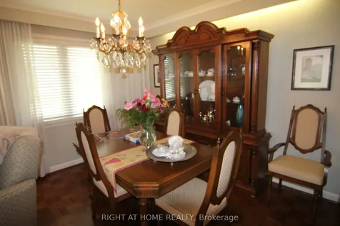 2 Manresa Lane Toronto ON M6L 1H4