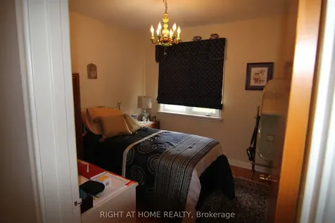 2 Manresa Lane Toronto ON M6L 1H4