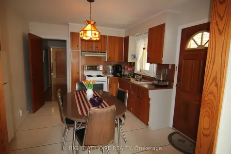 2 Manresa Lane Toronto ON M6L 1H4