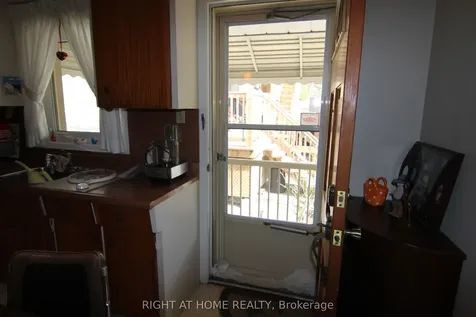 2 Manresa Lane Toronto ON M6L 1H4