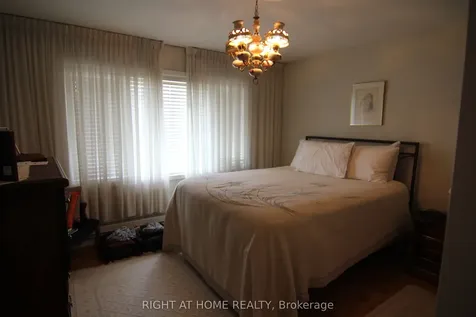 2 Manresa Lane Toronto ON M6L 1H4