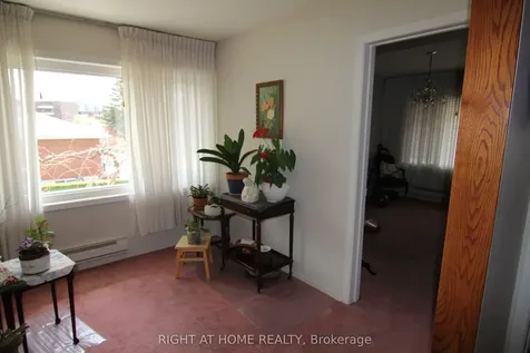 2 Manresa Lane Toronto ON M6L 1H4