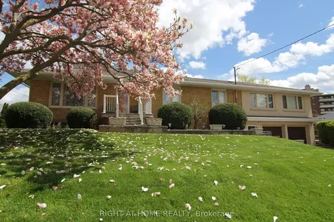 2 Manresa Lane Toronto ON M6L 1H4