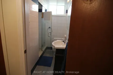 2 Manresa Lane Toronto ON M6L 1H4