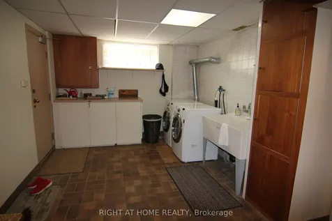2 Manresa Lane Toronto ON M6L 1H4