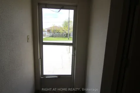 2 Manresa Lane Toronto ON M6L 1H4