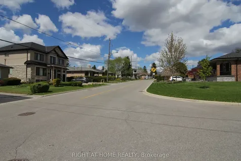 2 Manresa Lane Toronto ON M6L 1H4