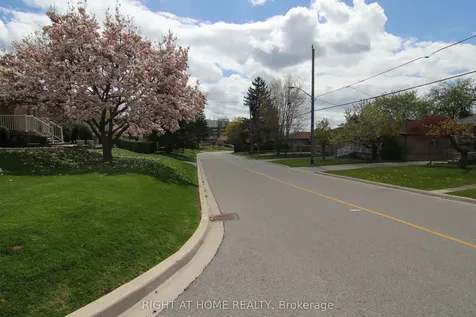 2 Manresa Lane Toronto ON M6L 1H4