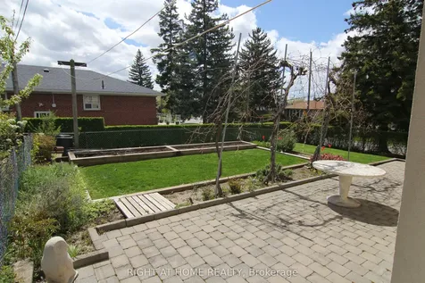 2 Manresa Lane Toronto ON M6L 1H4