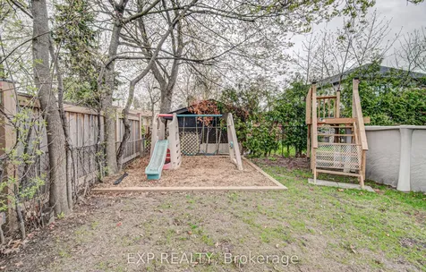 8 Sanford Crescent Brampton ON L6X 2C3