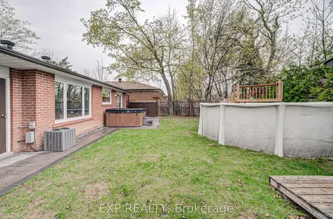 8 Sanford Crescent Brampton ON L6X 2C3