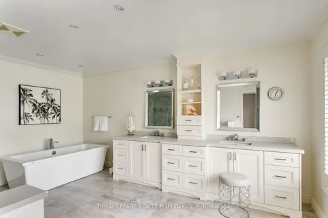 295 Shoreacres Road Burlington ON L7L 2H3