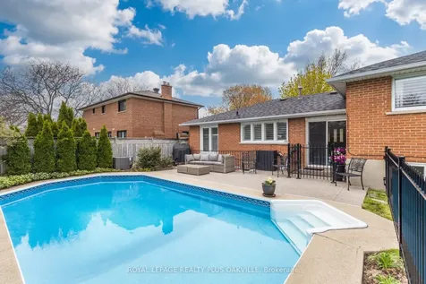 318 Mary Street Oakville ON L6K 3P6
