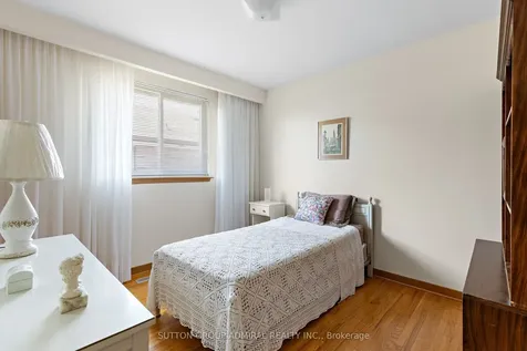 230 Derrydown Road Toronto ON M3J 1S1