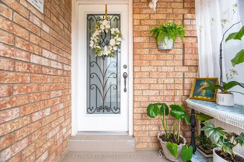 17 Metzak Drive Brampton ON L6Z 4N3