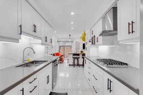 6050 Bidwell Trail Mississauga ON L5V 1V6