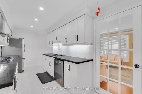 6050 Bidwell Trail Mississauga ON L5V 1V6