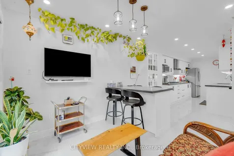 6050 Bidwell Trail Mississauga ON L5V 1V6