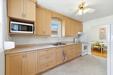 728 Ashley Avenue Burlington ON L7R 2Z3