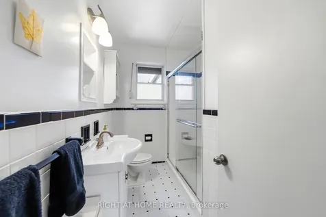 728 Ashley Avenue Burlington ON L7R 2Z3