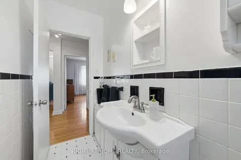 728 Ashley Avenue Burlington ON L7R 2Z3