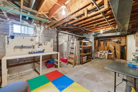 728 Ashley Avenue Burlington ON L7R 2Z3