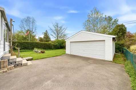 728 Ashley Avenue Burlington ON L7R 2Z3