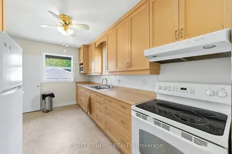 728 Ashley Avenue Burlington ON L7R 2Z3