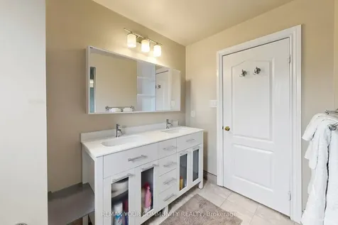 17 Bridgewater Road Oakville ON L6H 6G8