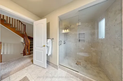 17 Bridgewater Road Oakville ON L6H 6G8