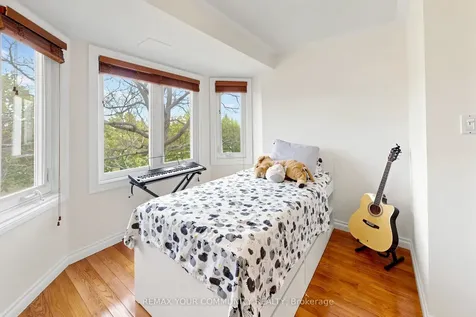 17 Bridgewater Road Oakville ON L6H 6G8