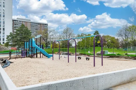 17 Knightsbridge Road Brampton ON L6T 3X9