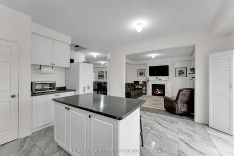 10 Jenna Court Brampton ON L6R 3P5