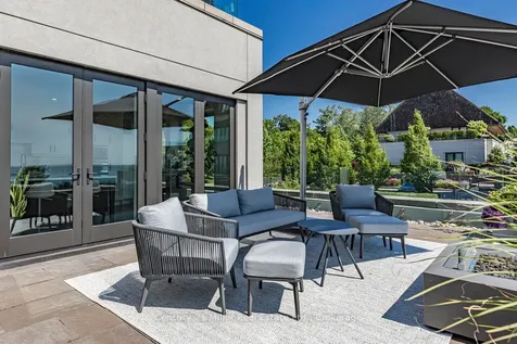 10 Maple Grove Drive Oakville ON L6J 0E1