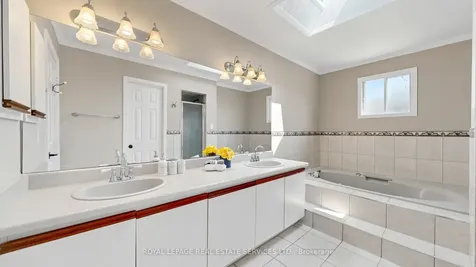 165 Warner Drive Oakville ON L6L 6E7