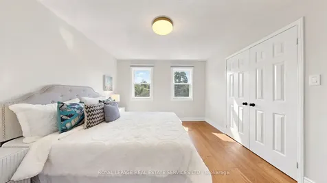 165 Warner Drive Oakville ON L6L 6E7