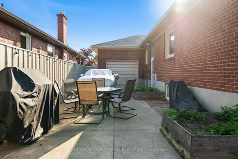 23 Groverdale Road Toronto ON M9C 3M7