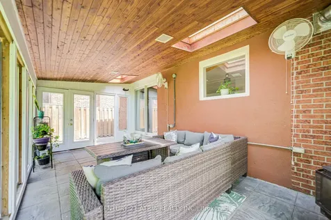 189 Louis Drive Mississauga ON L5B 2V5