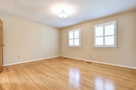 1050 Caldwell Avenue Mississauga ON L5H 1Z4