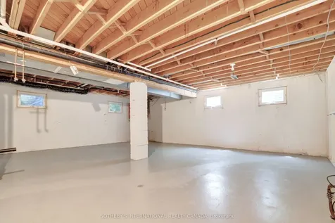 1050 Caldwell Avenue Mississauga ON L5H 1Z4