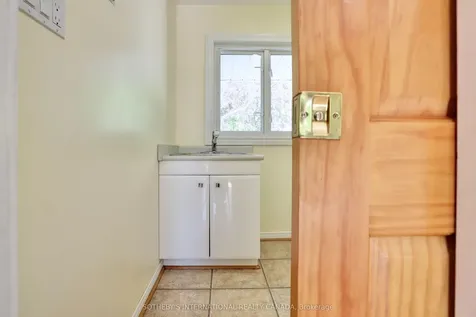 1050 Caldwell Avenue Mississauga ON L5H 1Z4