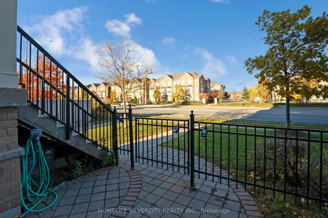 60 Fairwood Circle Brampton ON L6R 0Y6