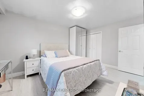 1149 Shadeland Drive Mississauga ON L5C 1P2