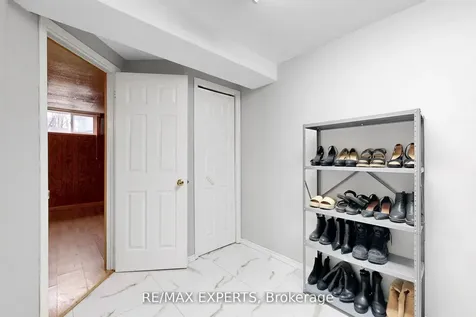 1149 Shadeland Drive Mississauga ON L5C 1P2